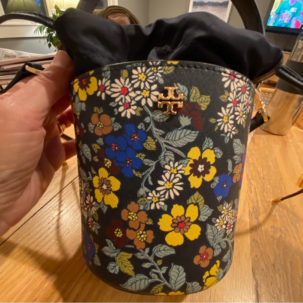 Tory Burch Emerson Leather printed Bucket bag NWT